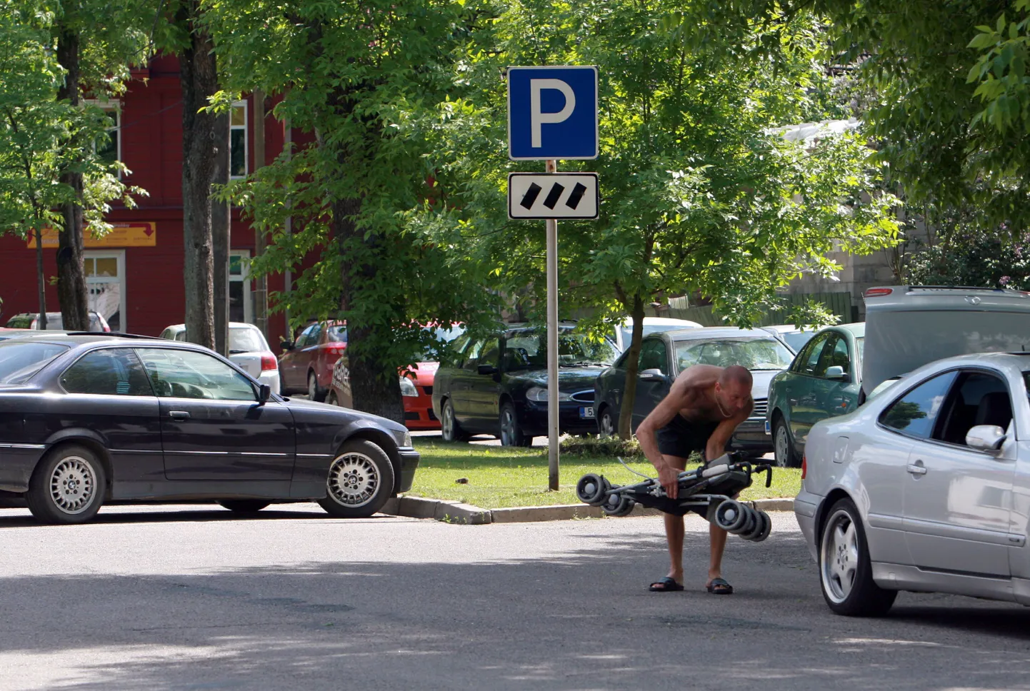 Palava ilmaga parklasse jäetud auto sisetemperatuur tõuseb väga kiiresti ja see on äärmiselt ohtlik nii laste kui ka lemmikloomade tervisele. Foto on illustreeriv.