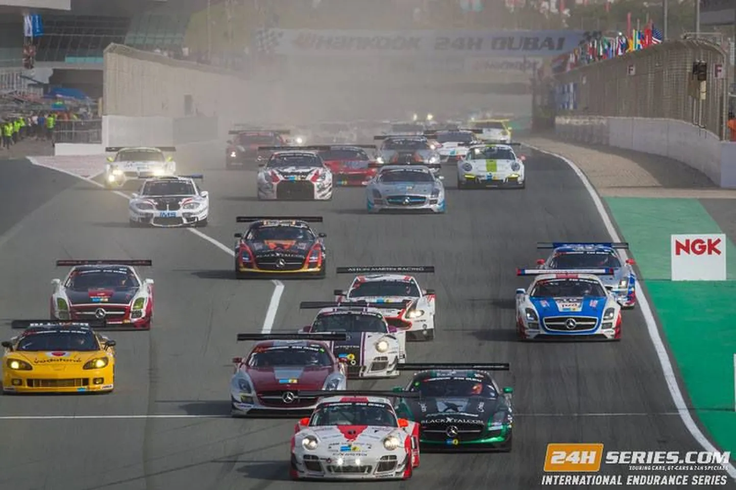 Dubai 24 tunni sõidu start. GTRussiani Mercedes on fotol paremalt teine sini-puna-valge värivikombinatsiooniga auto.