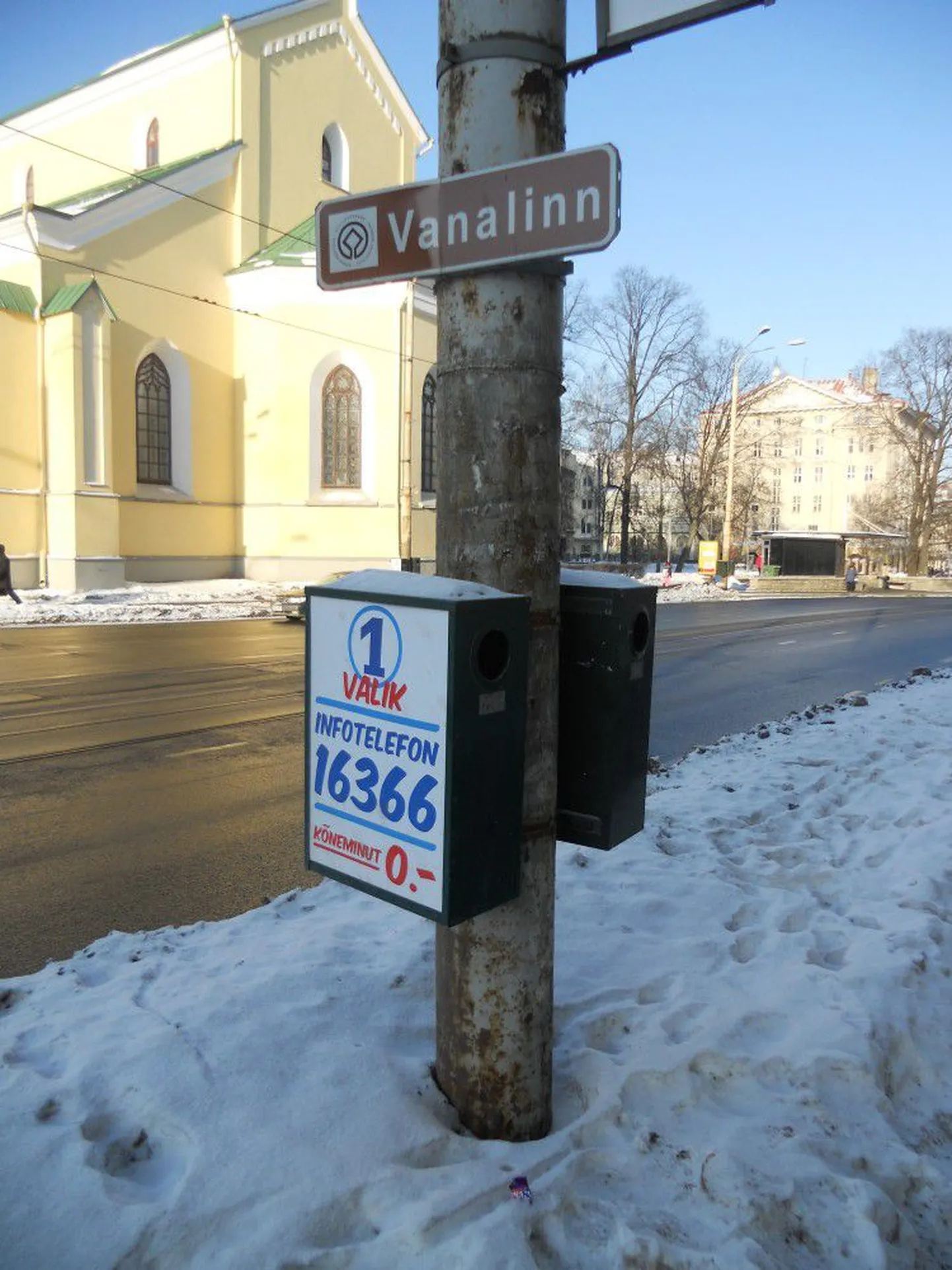 2012. aastal tehtud foto tänavapildis silma riivavast räämas valgustuspostist.