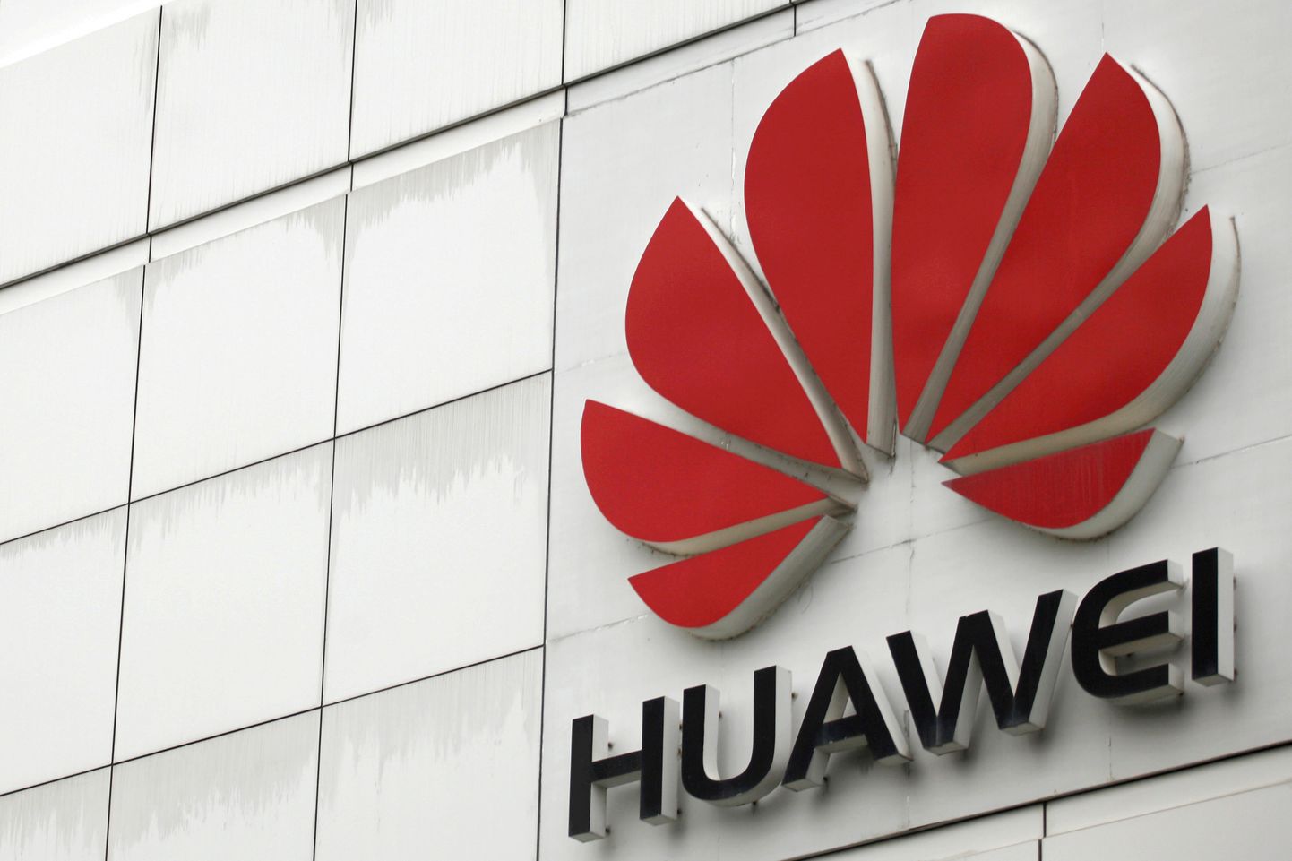 Huawei logo, ilustratīvs attēls