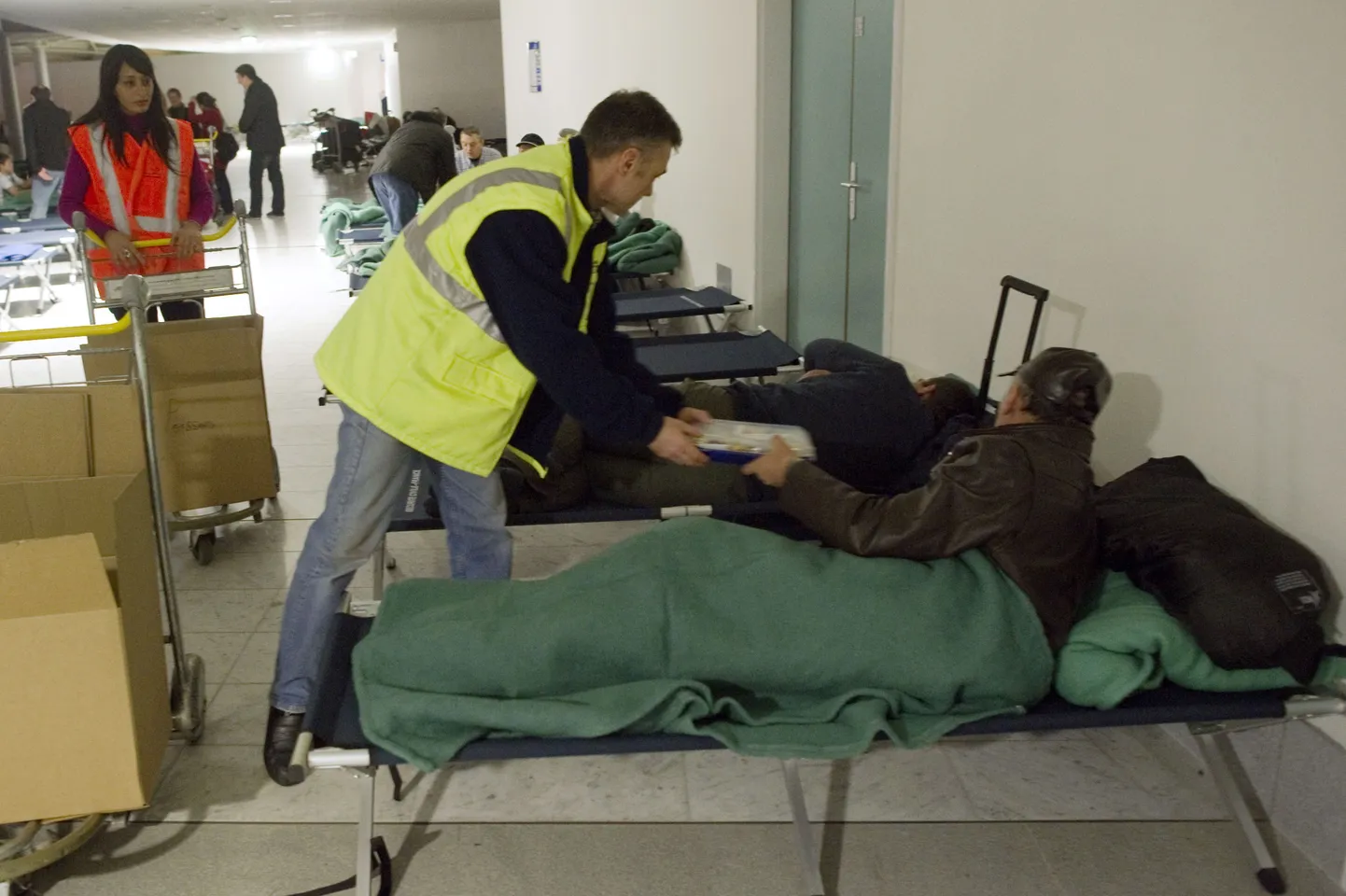 Reisijad saavad jõuluõhtul õhtusöögi Roissy lennujaamas.