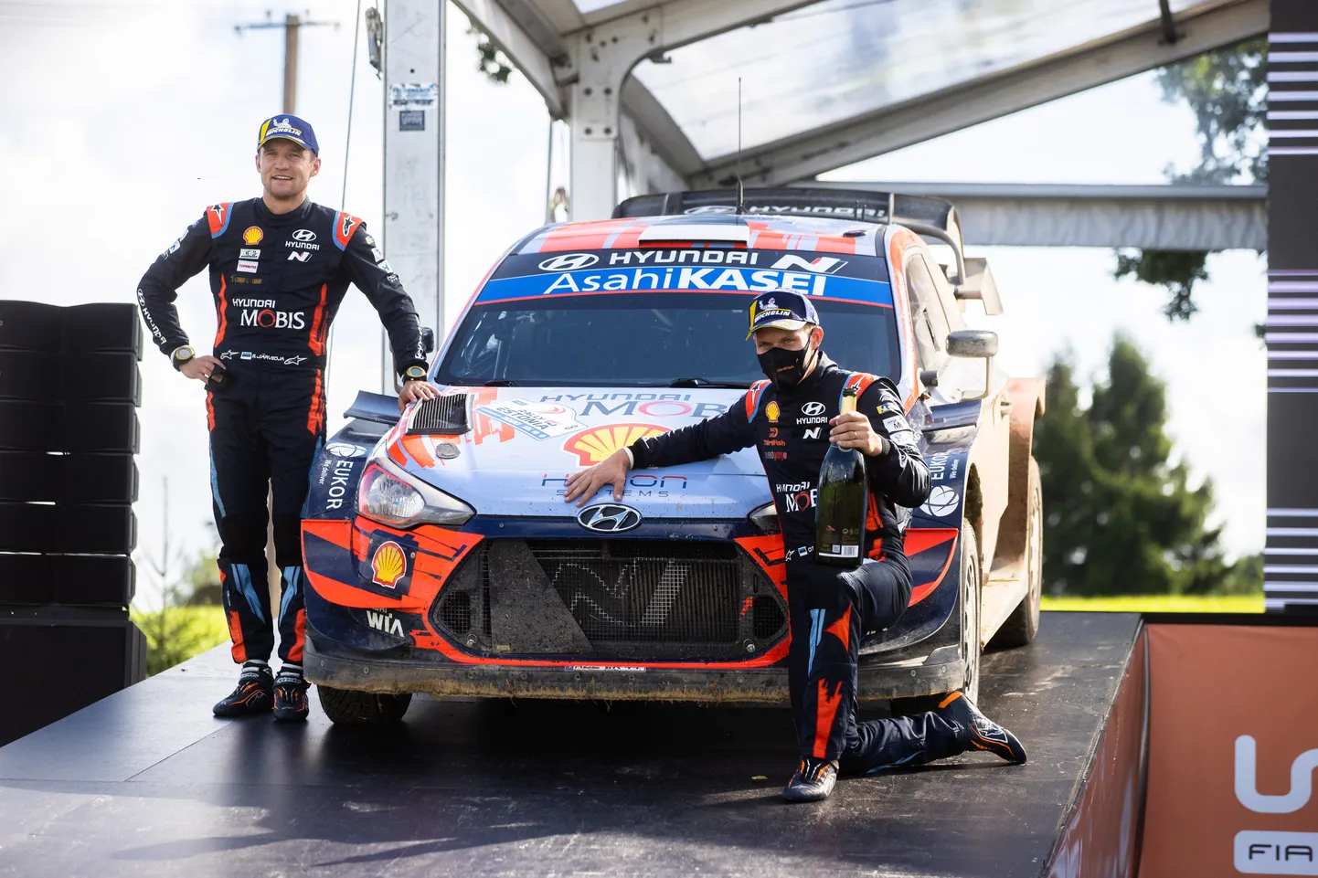 Martin Järveoja (vasakul) ja Ott Tänak tähistamas Rally Estonia võitu 2020. aastal.
