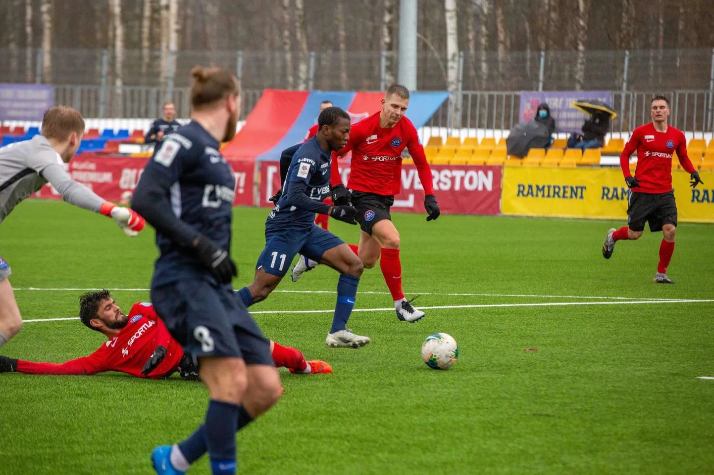 Paide linnameeskond (sinises) alustas oma tänavust liigahooaega 5:1 võiduga JK Narva Transi üle.