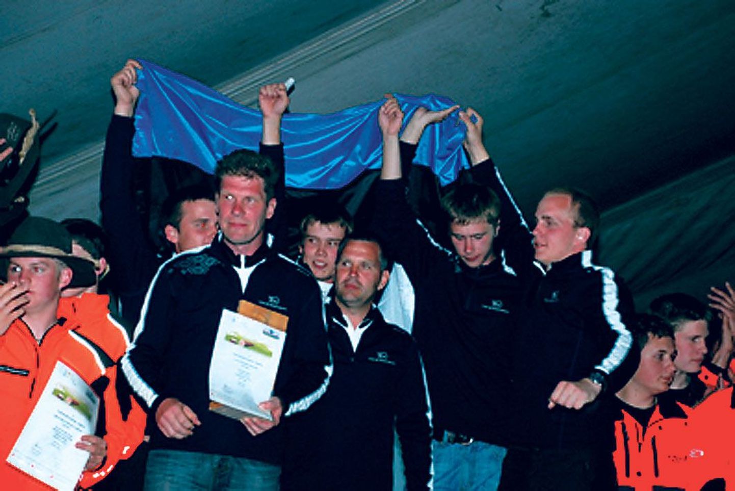 Luua metsanduskooli võidukas meeskond (vasakult) Marek Kangur, Einar Must (juhendaja), Aigar Tiho, Kaido Saar (juhendaja), Helvis Koort ja Kaidar Kübarsepp.