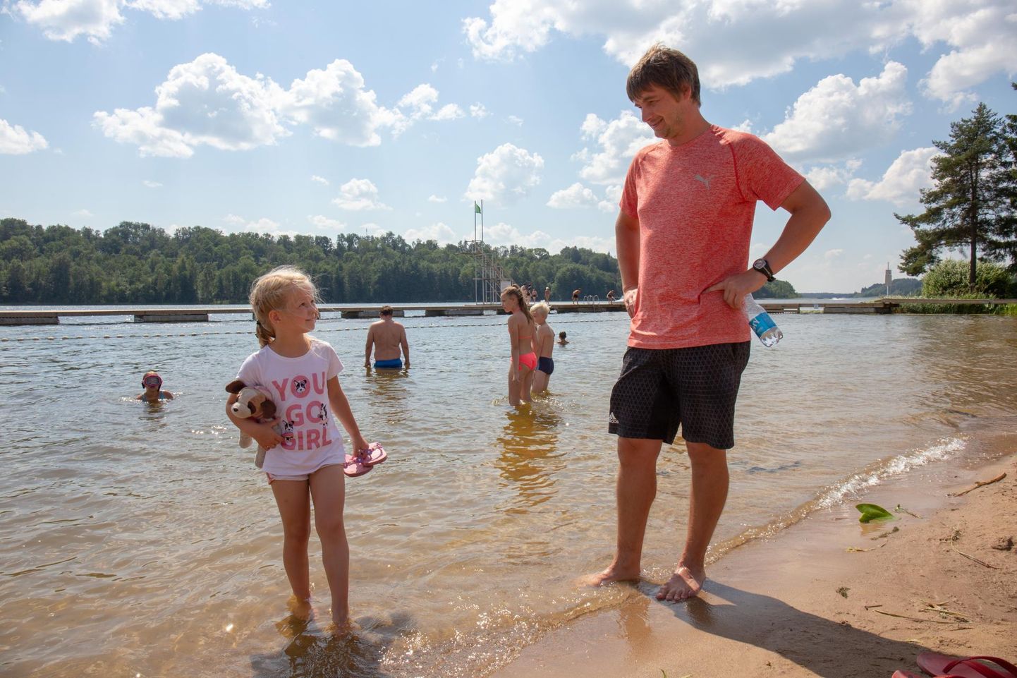 Timo Kirsimäe näpistas keskpäeval aega, et tütrega vee äärde tulla.