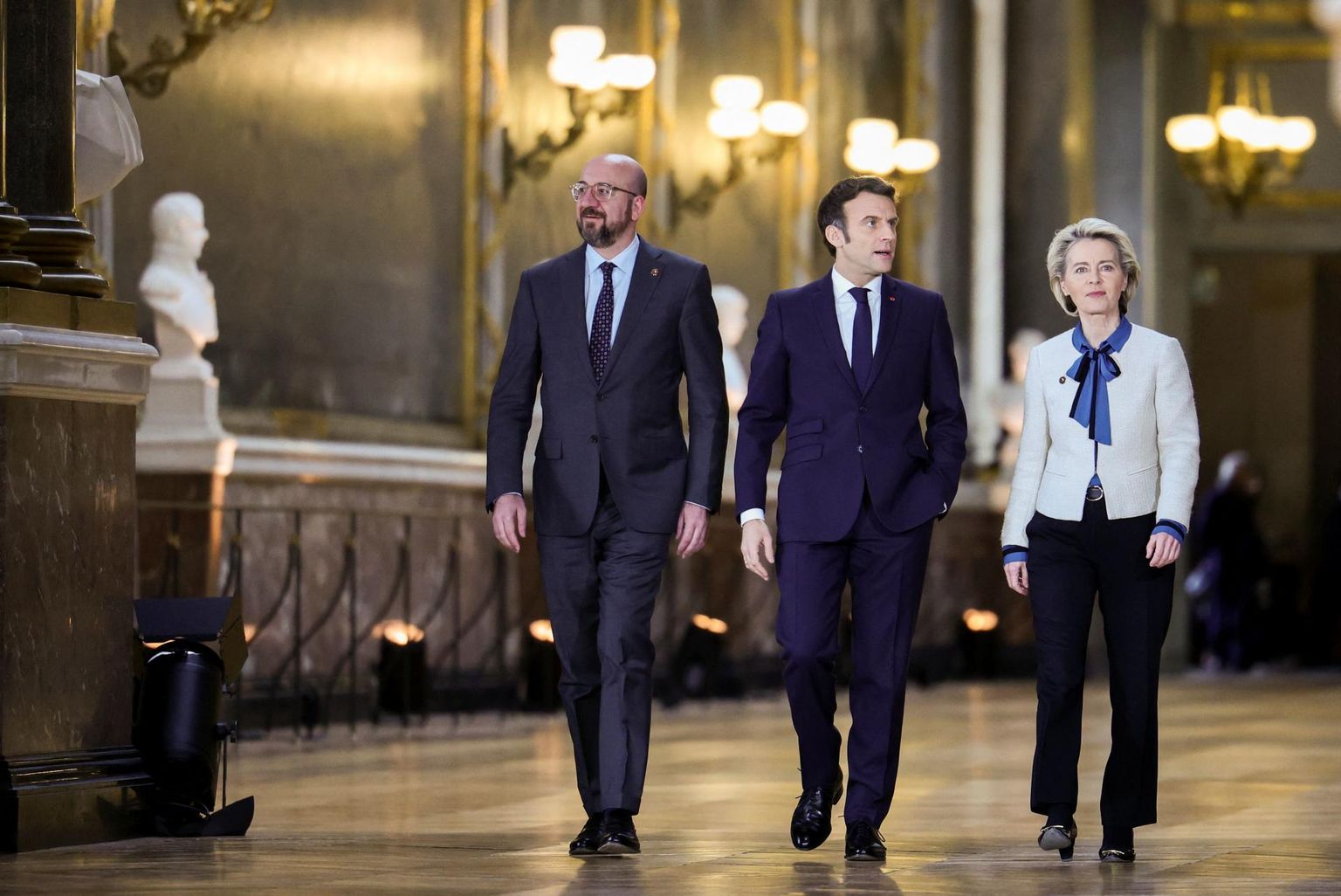 Emmanuel Macron, Ursula von der Leyen ja Charles Michel eile Versailles’s.