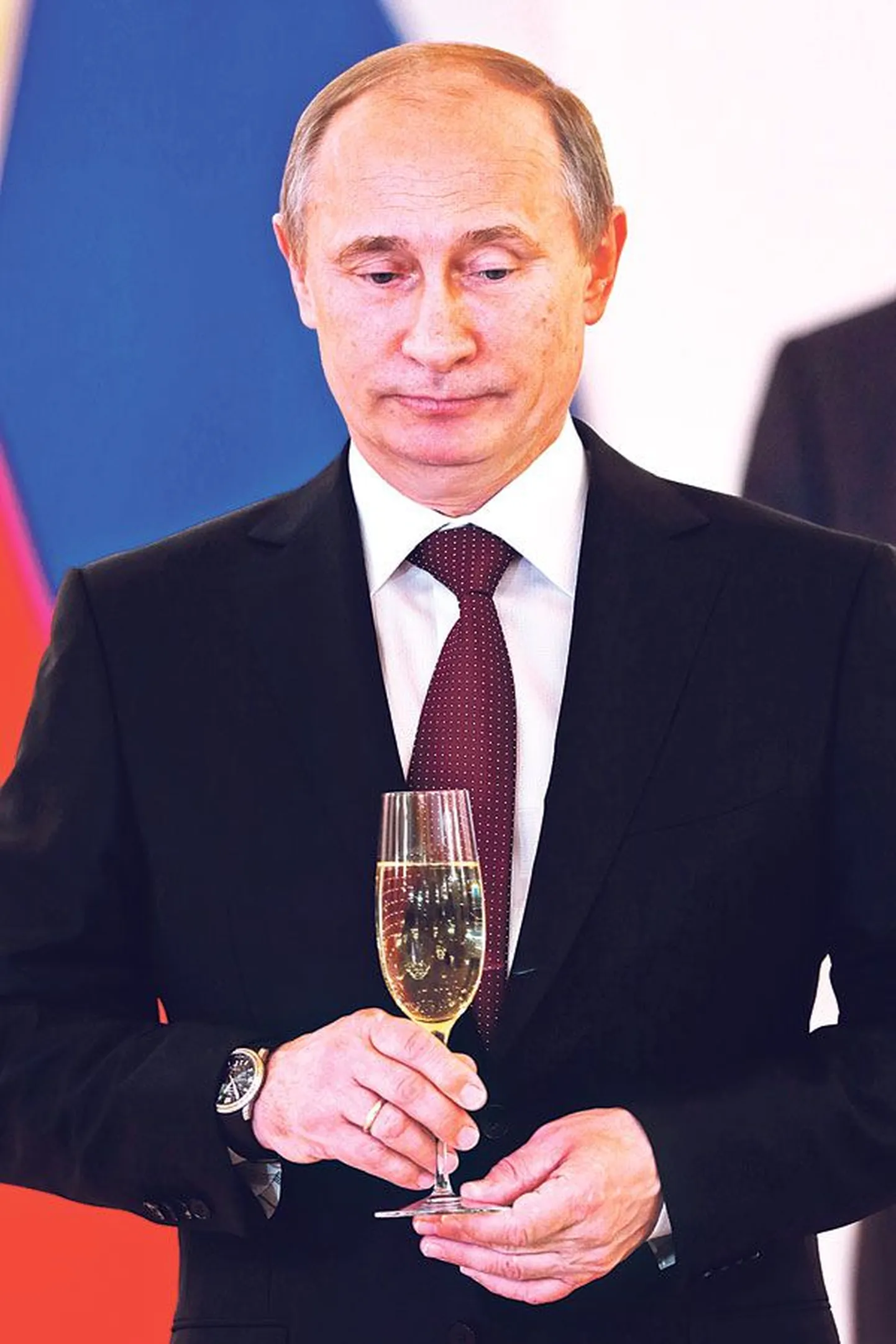 Президент РФ Владимир Путин, предлагая запретить государственным чиновникам иметь счета за границей, тем самым дает понять российской бюрократии, что им придется приспосабливаться к новым правилам.