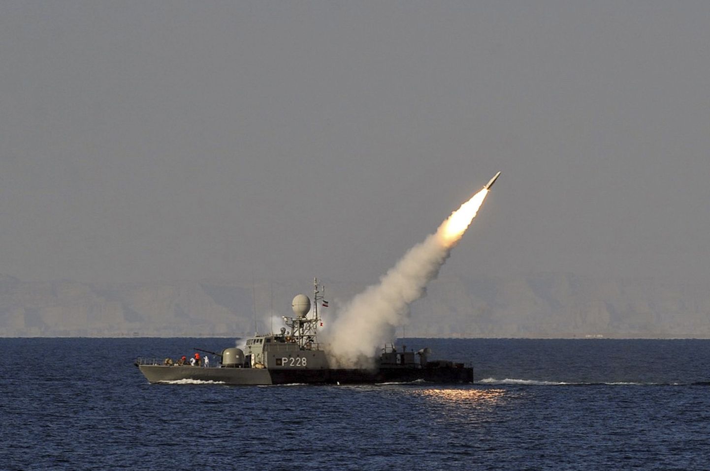 Iraani sõjalaevalt tulistati välja rakett.