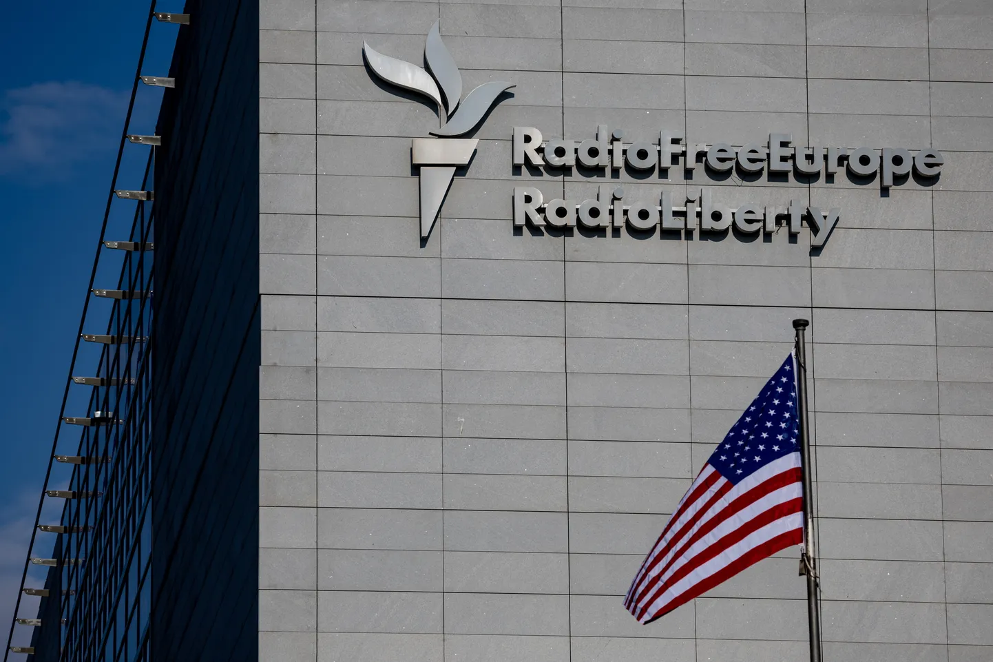 Ameerika Ühendriikide lipp Raadio Vaba Euroopa / Raadio Vabaduse peakorteri ees Prahas.