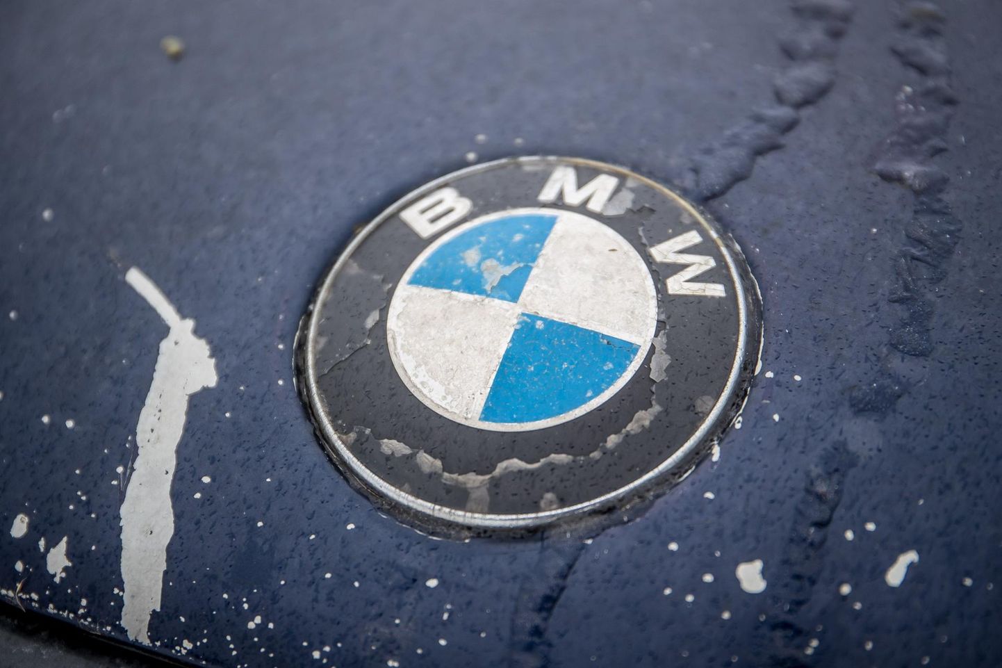 Õnnetuses purunesid nii BMW kui teepiire. Foto on illustratiivne.
