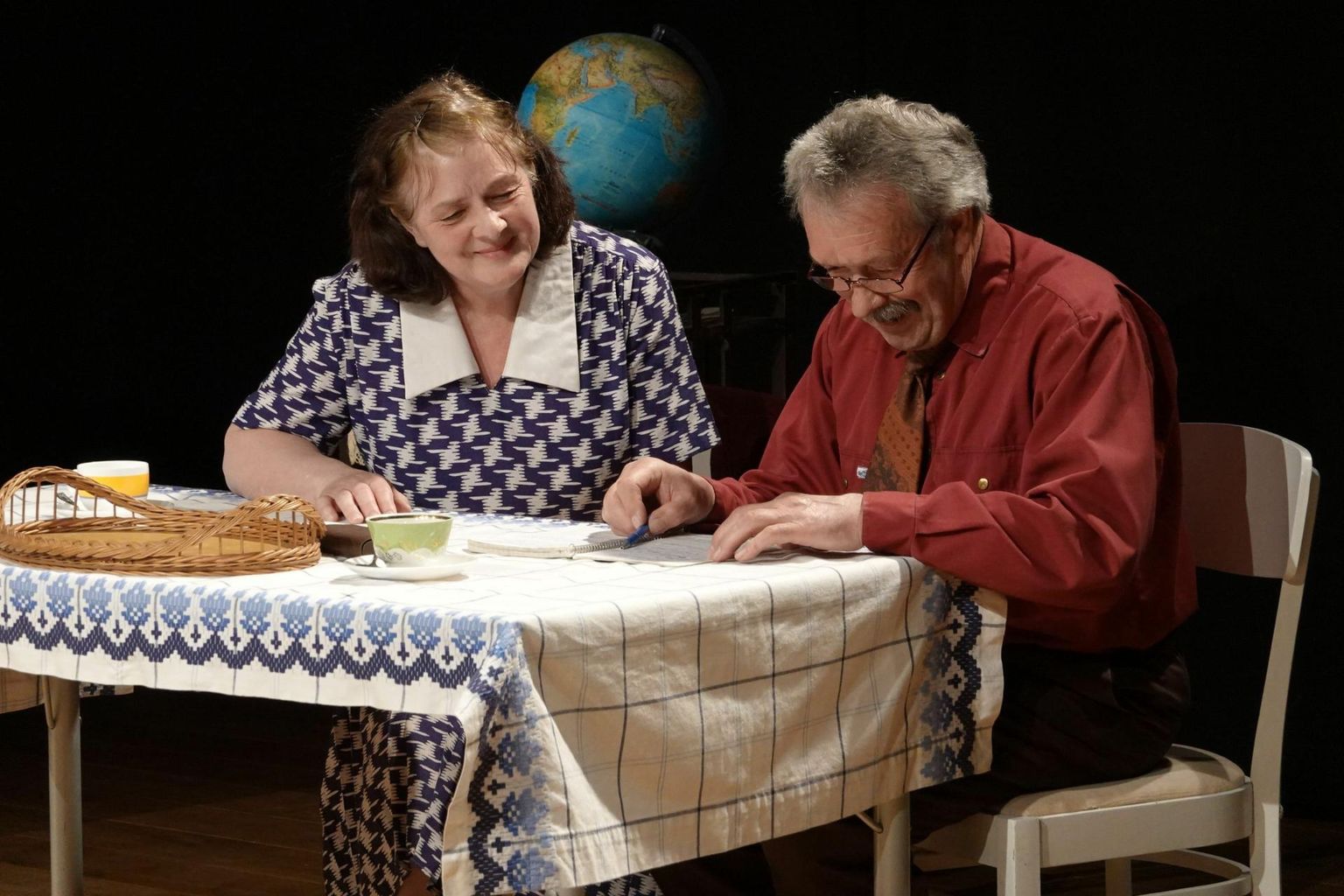 Alburahva Teatri lavapartnerid Merike Kernu ja Leo Valdvee särasid meeldejäävalt just neile kirjutatud lavastuses «Õnnesoovid».