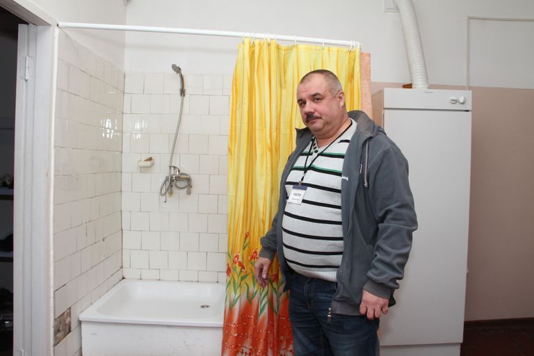 Руководитель Ночлежного дома Вадим Загороднюк показывает помещение, где новые постояльцы должны помыться и поменять одежду.