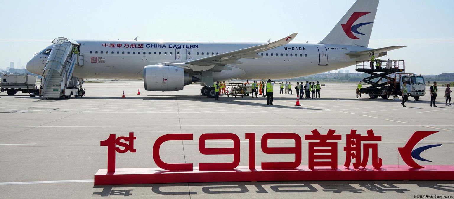 Самолет C919 в аэропорту Шанхая перед первым коммерческим рейсом, 28 мая 2023 года