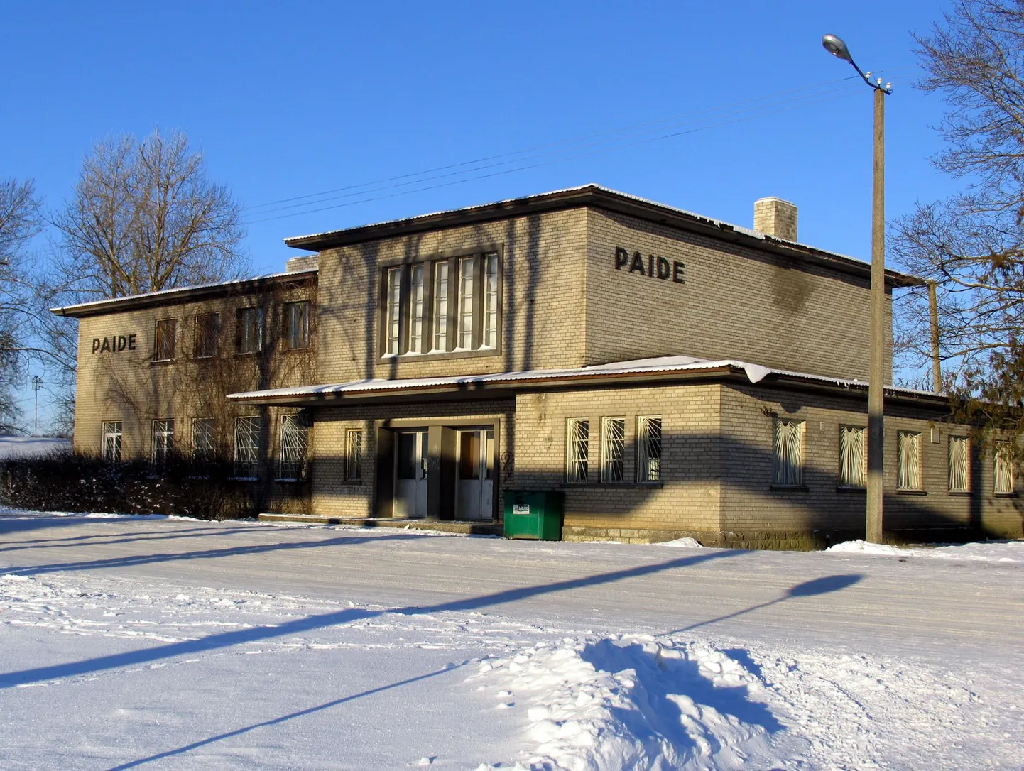Praegu eraomanduses oleva Paide endise raudteejaama välisilme väärib muinsuskaitsjate tähelepanu, sest esindab 1930ndate funktsionalistlikku ehitusstiili väga ehedal kujul.