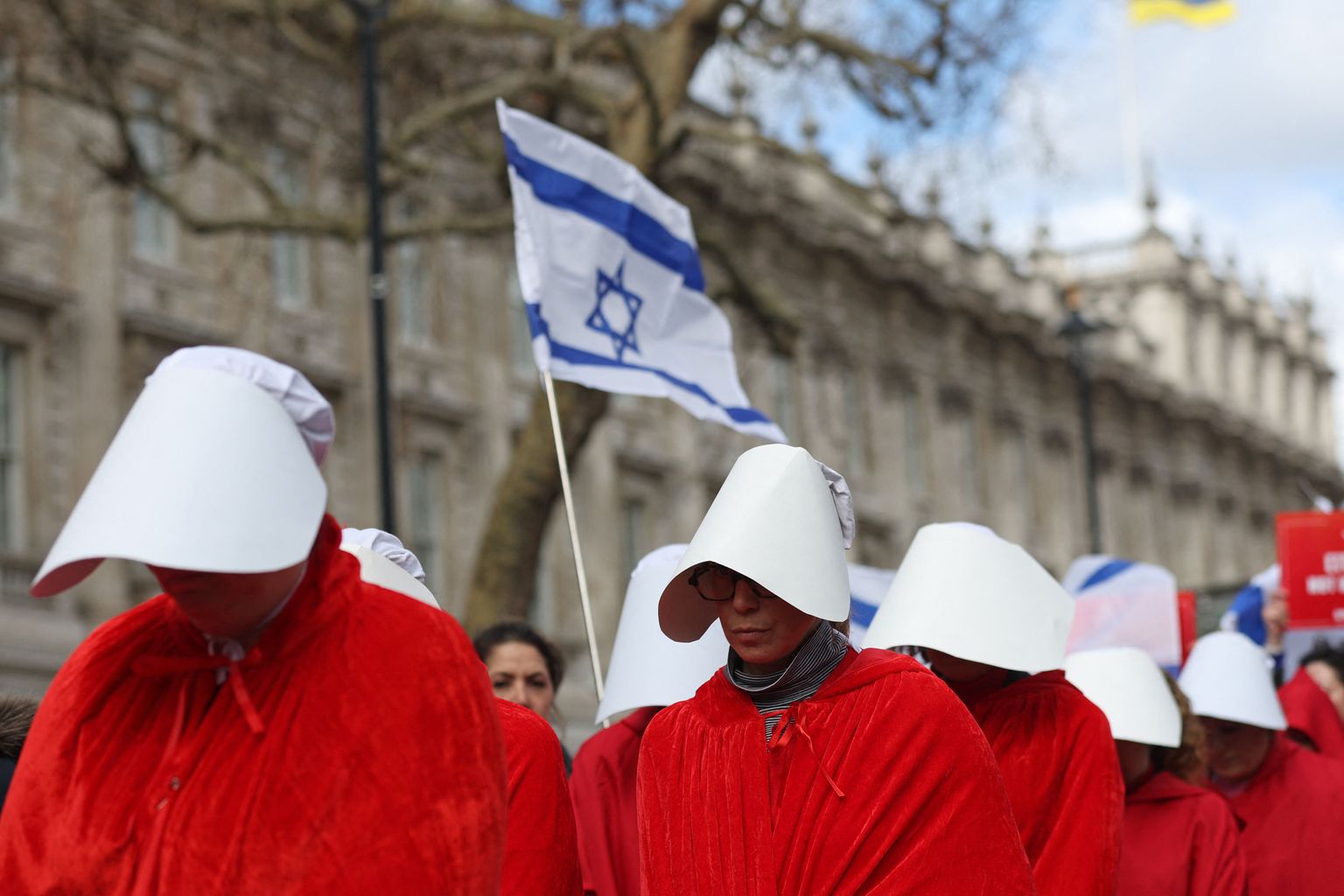 Iisraeli vastuoluliste reformide vastased naisõiguslased Londonis 24. märts 2023.