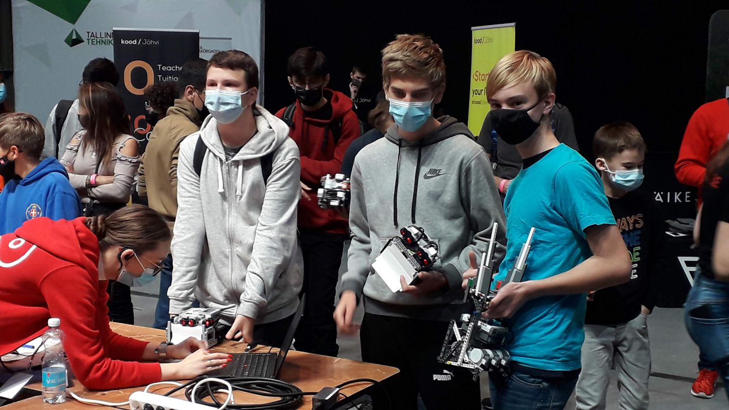 ROBOOTIKUD: (vasakult) Sander Kallas robotiga Saekas, Kaur Robin Vaher robotiga HiHuHaHoe ja Karl Priido Hoogand robotiga Salme Sahk 1.