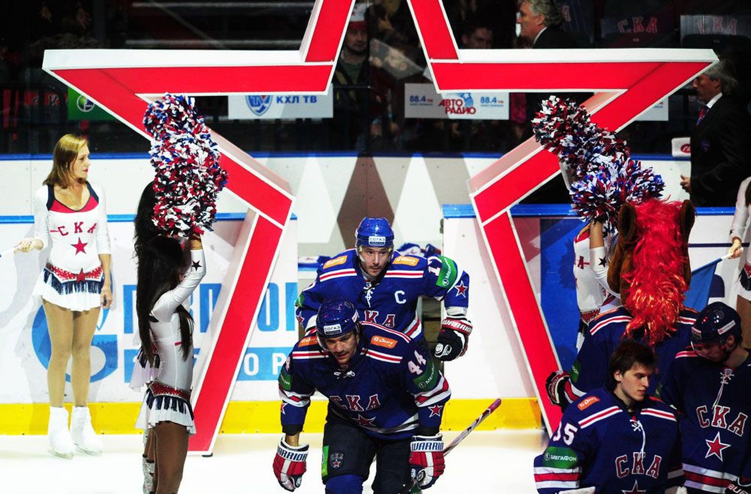 Venemaine hokiliiga KHL on piisavalt särav, et endale meelitada Ilja Kovaltšuk (keskel tagumine).