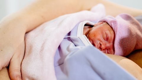 SUPERNAINE ⟩ Naine sünnitas kihutavas autos, mõni tund hiljem kaitses haiglavoodis doktoritööd