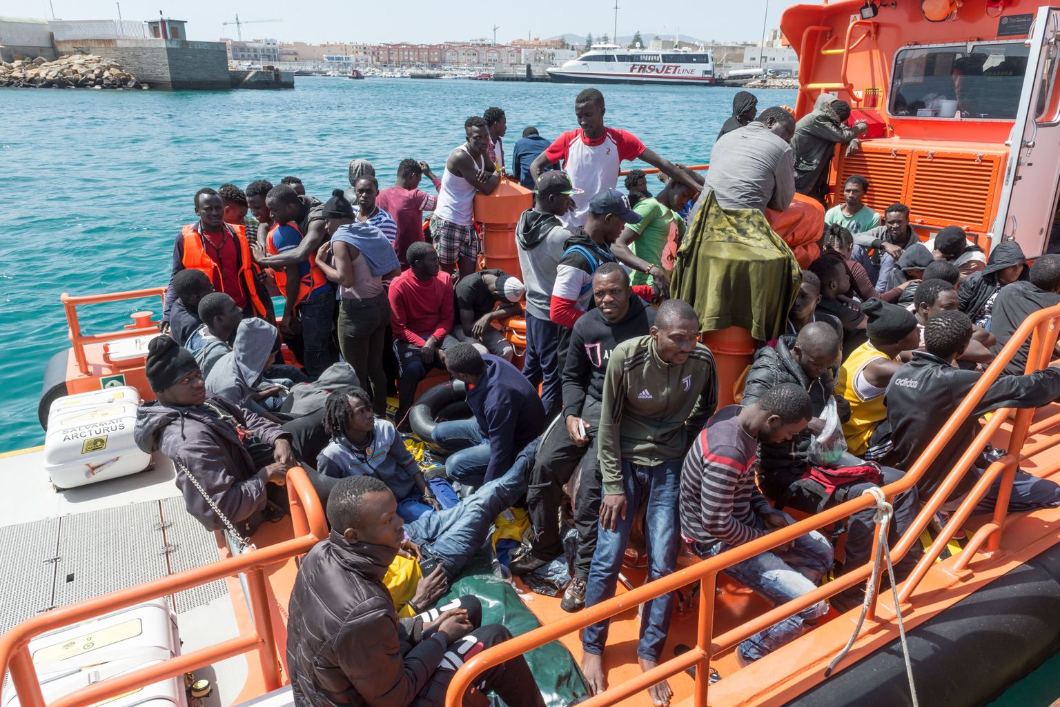 Vahemerel päästetud migrandid saabumas Hispaania Tarifa sadamasse 21. juulil.
