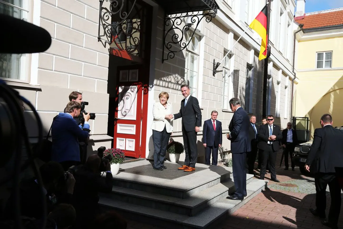 Вчера канцлер Германии Ангела Меркель на совместной пресс-конференции с премьер-министром ЭР Таави Рыйвасом в Доме Сненбока отметила вклад Эстонии в развитие Евросоюза. Однако не все были рады ее визиту: активисты EKRE организовали пикет против политики Меркель в отношении беженцев.