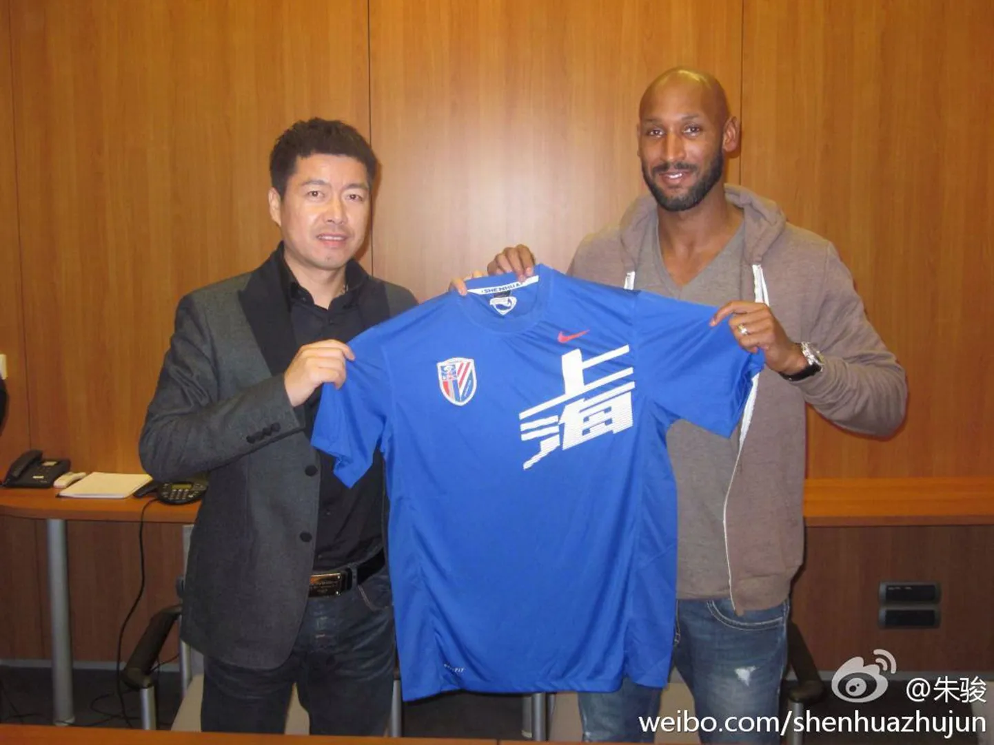 Nicolas Anelka koos Shanghai Shenhua direktori Jun Zhouga.