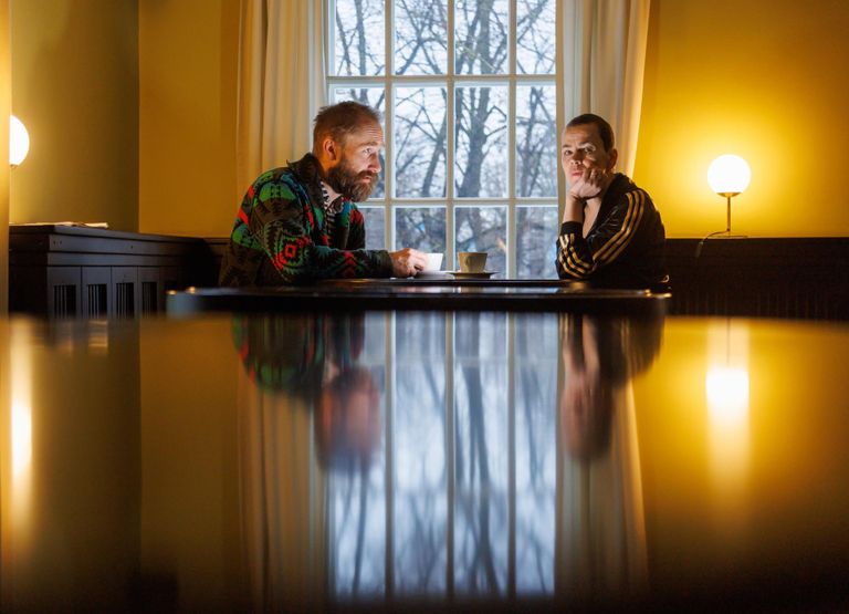 Teel kurjuse juurte poole on duo Tiit Ojasoo ja Ene-Liis Semper pannud Shakespeare’i nõiad kõnelema Eesti manasõnadega.