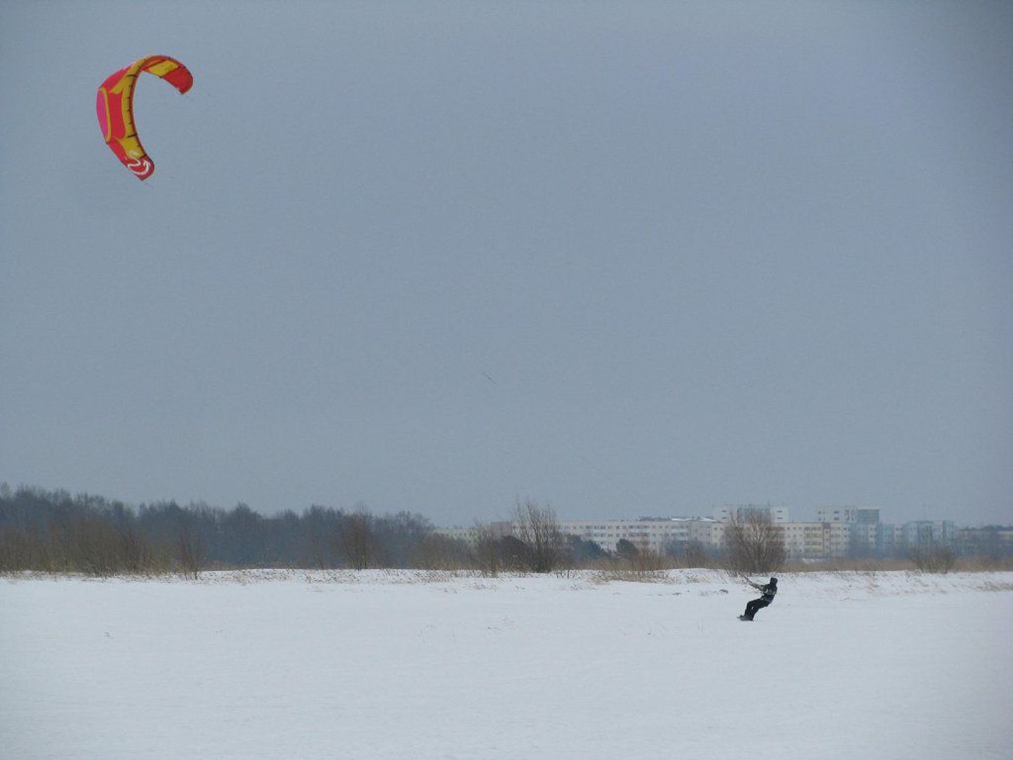 Tudengite talvepäevadel mängiti Pärnu rannas lumejalgpalli ja jääpalli.