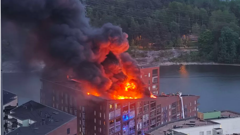 VIDEO ⟩ Helsingis rõdul peetud grillipidu lõppes müstilise tulekahjuga – päästjad on ülikiirest levikust hämmingus