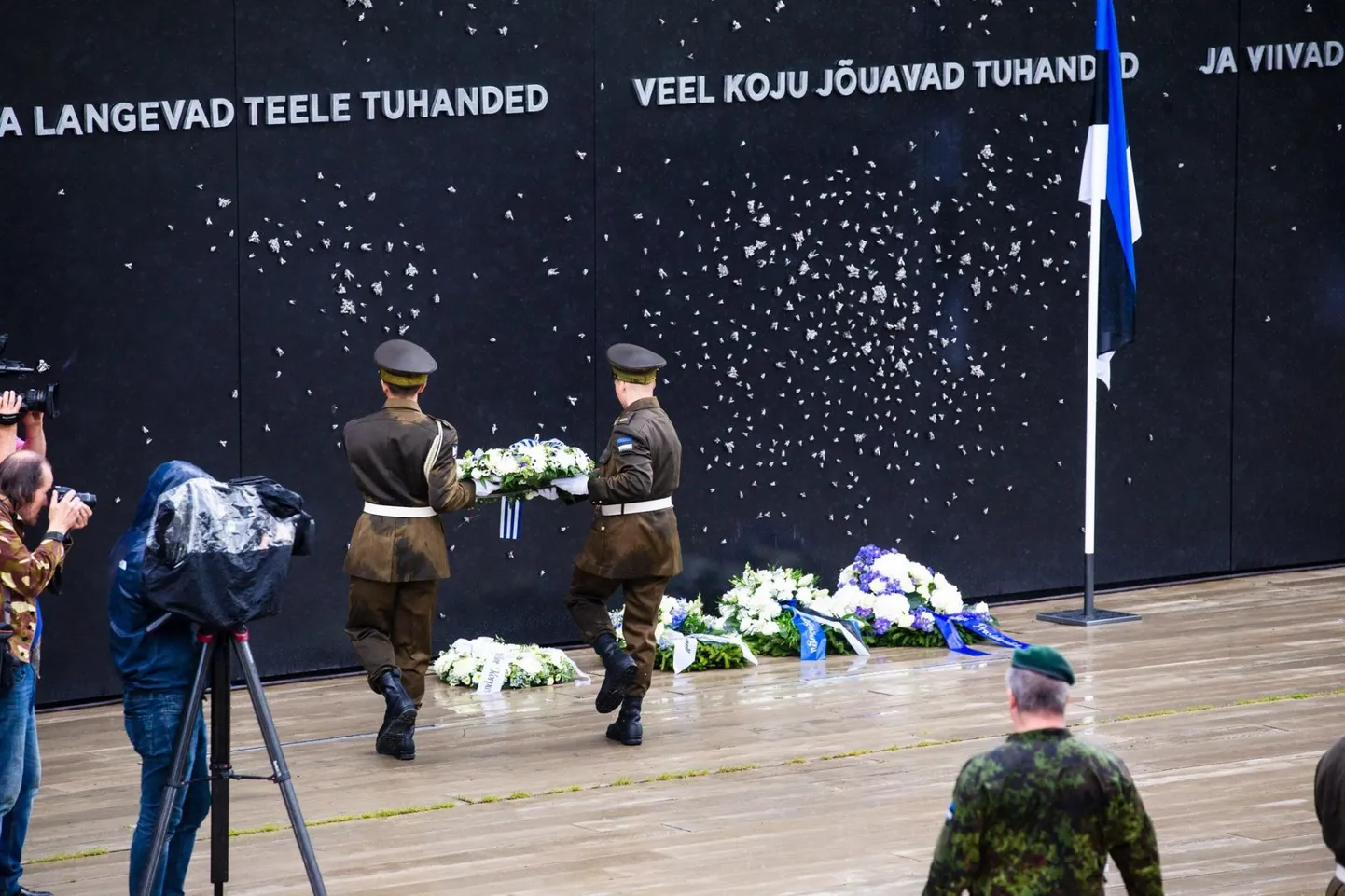 Sõdurid pärgi asetamas.