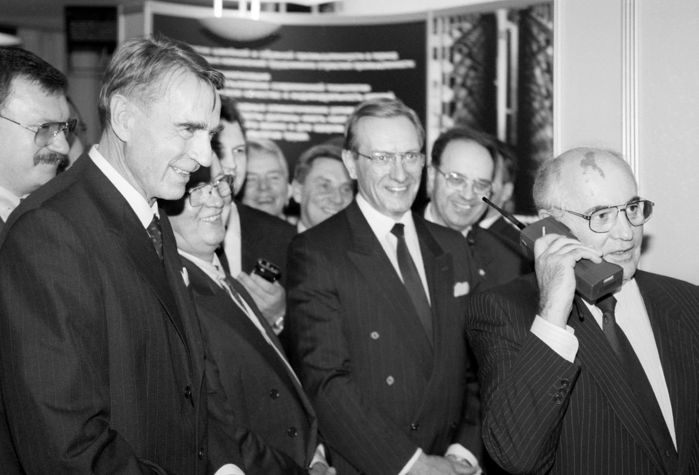 Mauno Koivisto (vasakul) ja Mihhail Gorbatšov 1989. aastal Helsingis. Gorbatšov räägib mobiiltelefoniga Nokia Mobira Cityman.