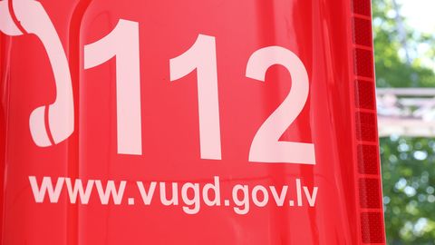 Dzīvokļa ugunsgrēkā Liepājā izglābti divi cilvēki