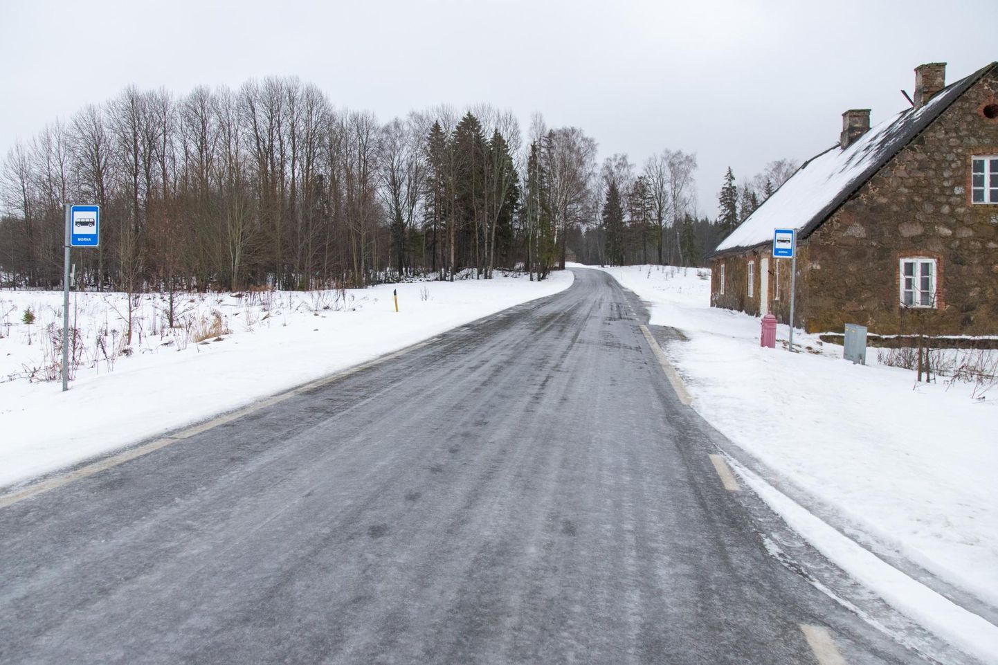 Sulaga muutusid libedaks kõrvalisemad teed nagu see lõik Mulgi vallas Morna bussipeatuse juures.