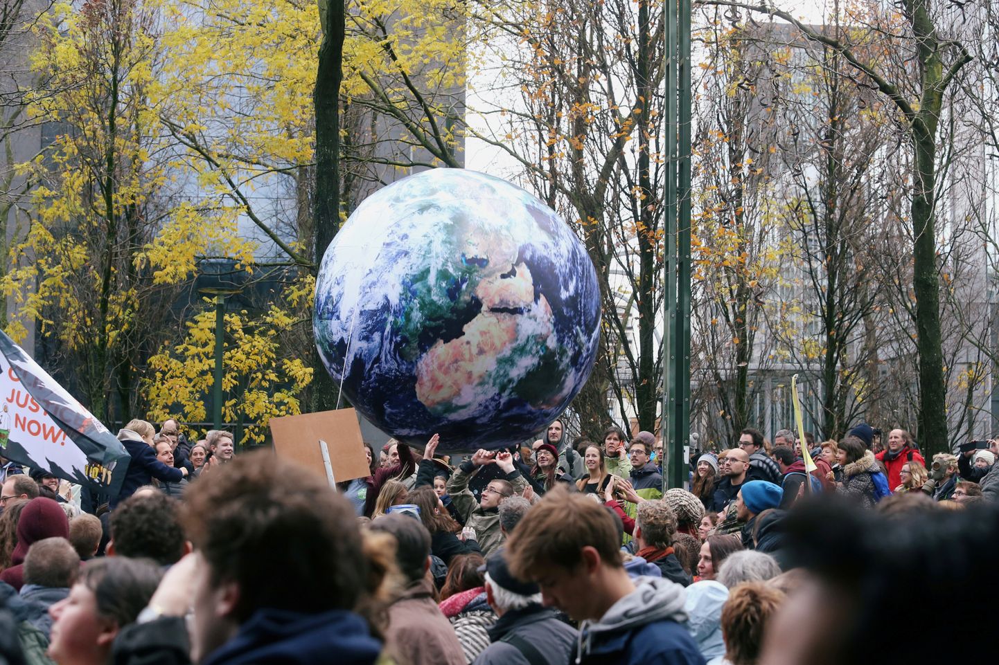 Briselē iedzīvotāji piedalās protestā saistībā ar klimata izmaiņām