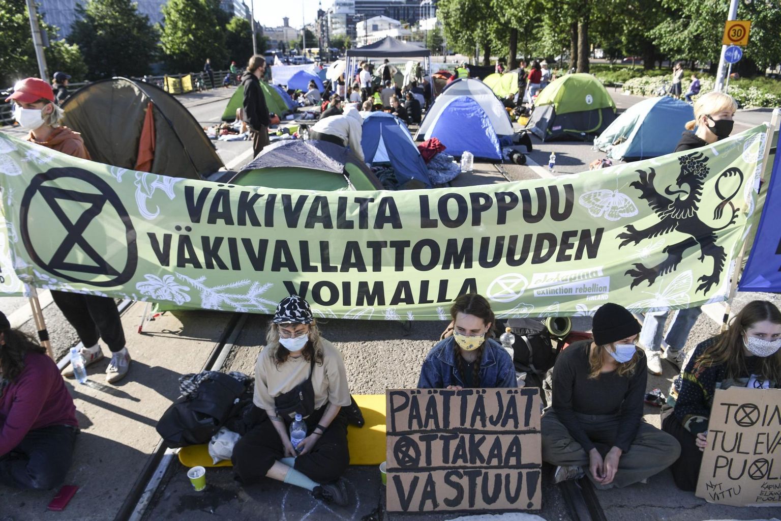Elu mässu aktivistid blokeerimas juunis liiklust Helsingi kesklinnas. 