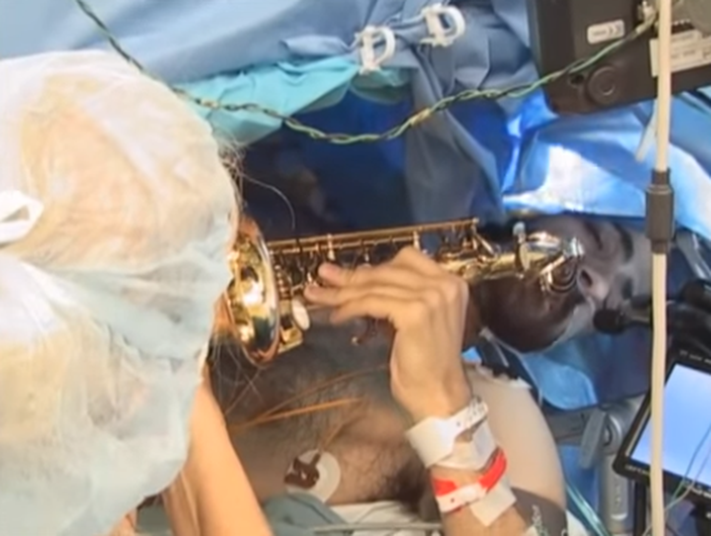 Mehele ulatati operatsiooni ajal saksofon peale kasvaja eemaldamist, et kontrollida tema võimet mängida.