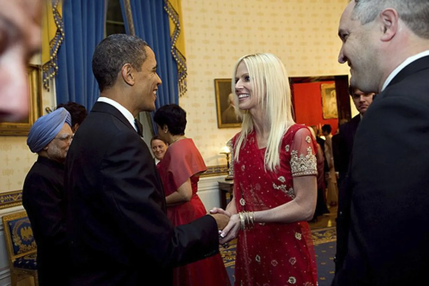 Скандальная фотография, вызвавшая широкий резонанс в американском обществе. На ней тусовщица из Вирджинии общается с президентом Обамой.