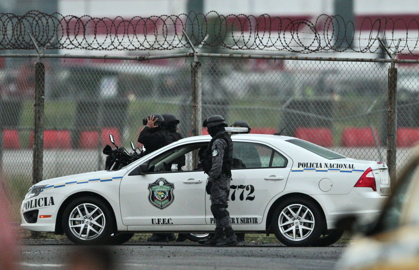 Panama politseinikud ametiauto juures