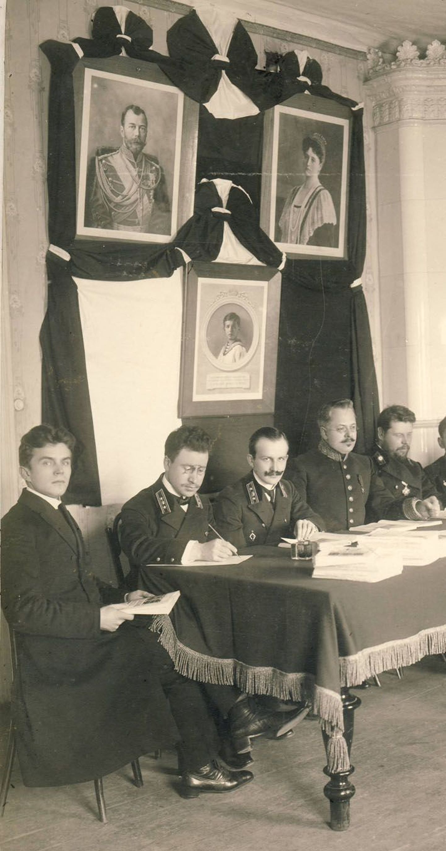 Osa seminari õpetajatest 1913. aastal tsaaripere valvsa pilgu all. Vasakult esimene on nooruke Ernst Rosenberg, vasakult neljas aga kooli direktor Aleksandr Orlovski. Alumisel pildil on Rakvere õpetajate seminari hoonetekompleks pärast selle valmimist.