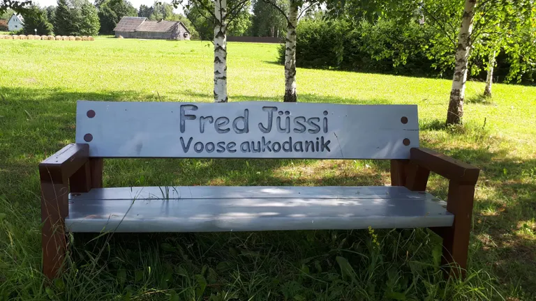 Bioloogile ja loodusemehele Fred Jüssile, kes Kõrvemaa loodusretkedel käis sageli Voosel, avati 2020. aasta sügisel aupink. Pingi tegija Andrus Nilisk tütrega on uhke selle üle, et pingi valmistamisel pole kasutatud ühtki naela ega kruvi.