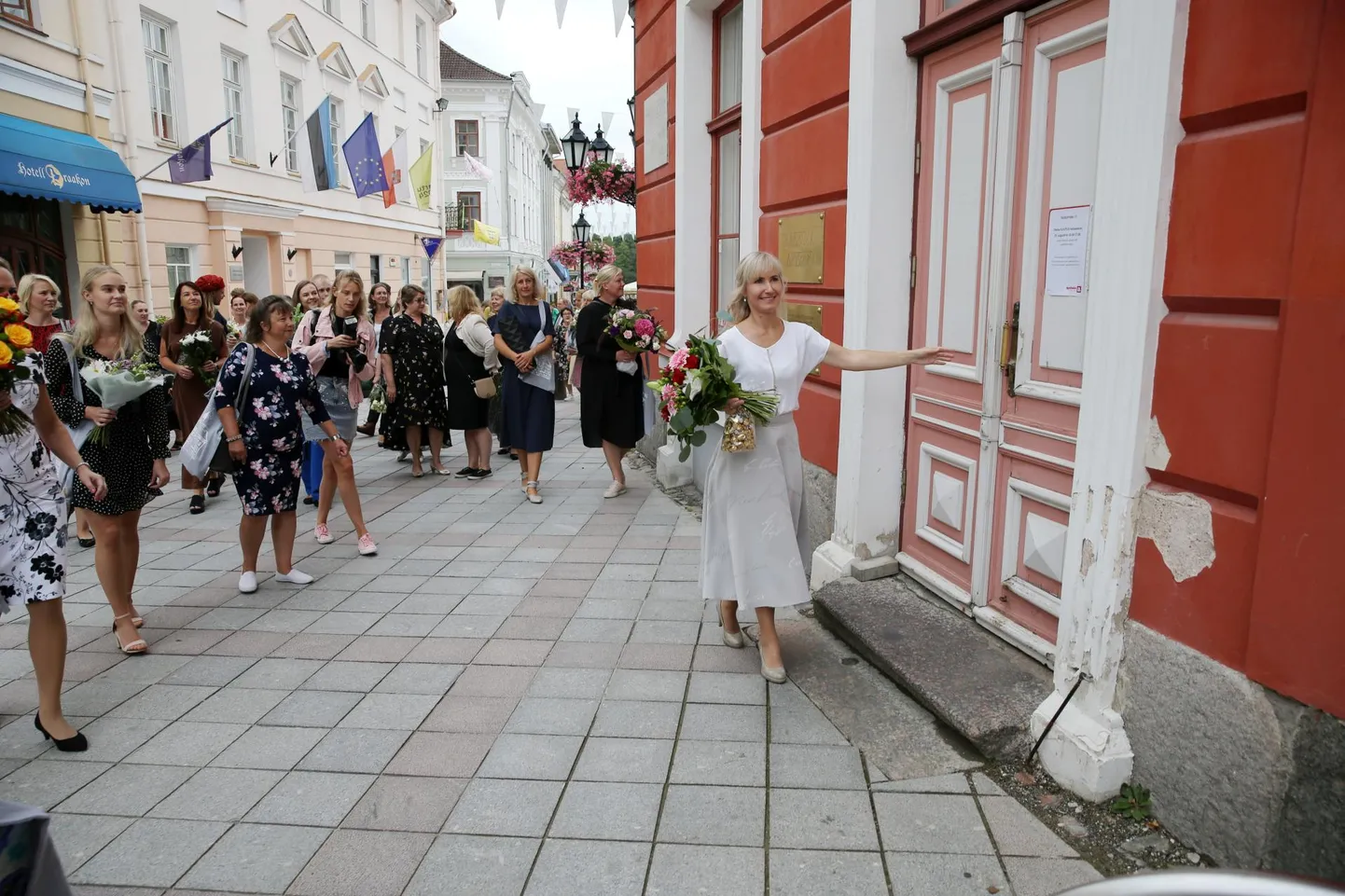 Raekoja apteegi juhataja Janika Tähnas avamas külalistele ust täna keskpäeval.