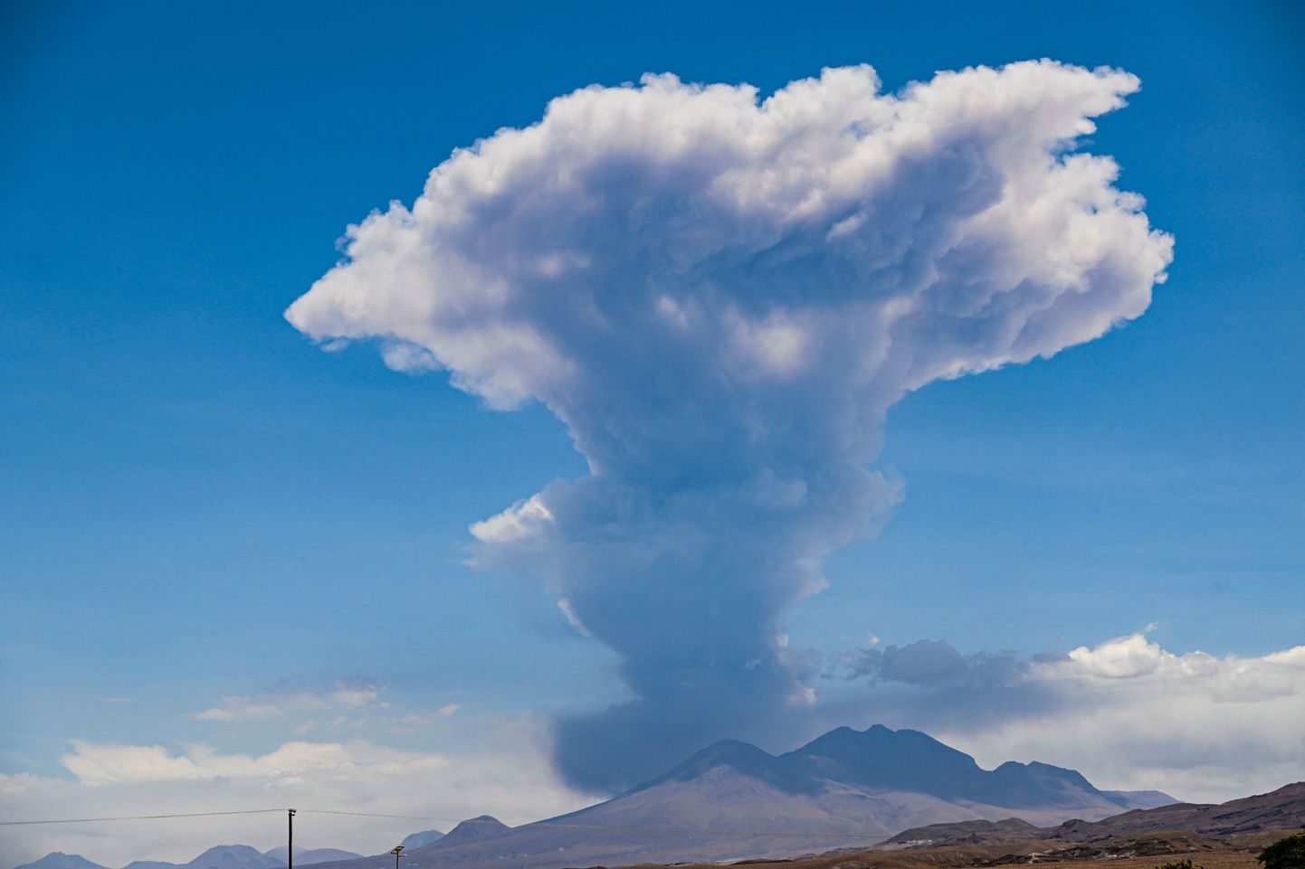 Lascari vulkaan paiskas pärast kerget maapinna raputamist välja umbes kuue kilomeetri kõrguse suitsusamba.
