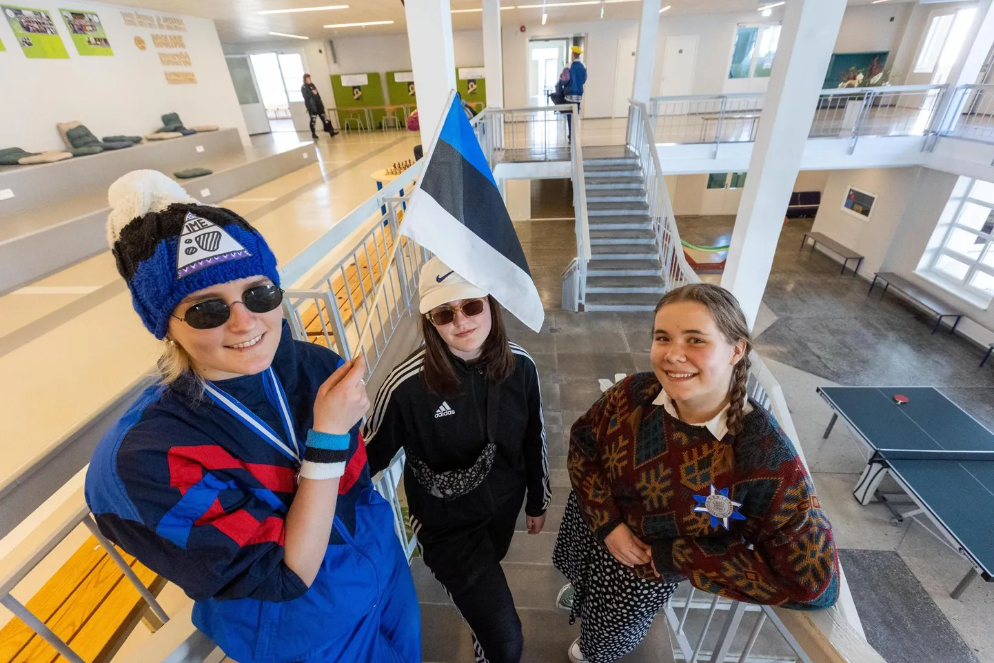 Türi ühisgümnaasiumi tublimad olümpiaadides osalejad Kai-Melli Kapten (vasakult), Mia-Maria Männi ja Lisette Haug ei veeda koolipäevi üksnes, ninad raamatutes, vaid nad löövad kaasa ka kooli lahedates ettevõtmistes.