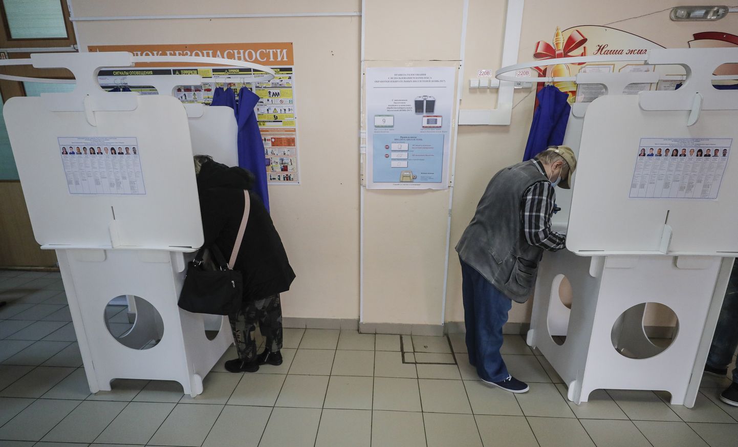 Cilvēki vēlēšanu iecirknī Maskavā.