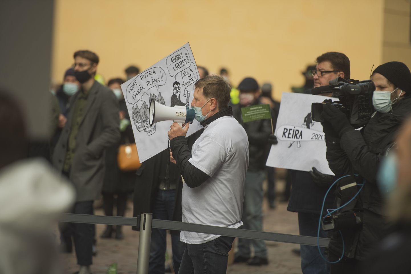 Foto: Uzņēmēji un mākslinieki pie Saeimas protestē pret nodokļu izmaiņām