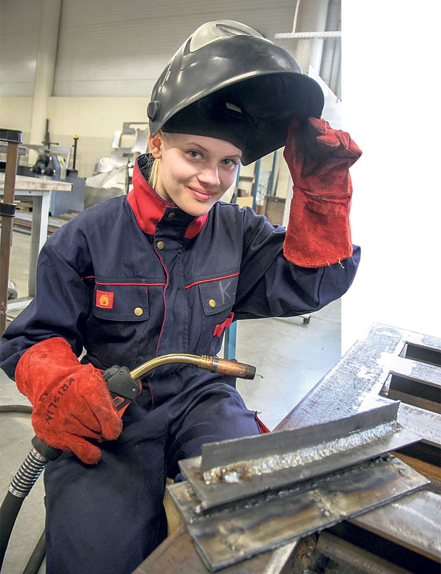 17aastane ja vaid 156 sentimeetrit pikk Krislin Kasemets on Pärnumaa kutsehariduskeskuse keevituseriala ainus naissoost õppur, aga teeb metalli taltsutades nii mõnelegi poisile silmad ette.