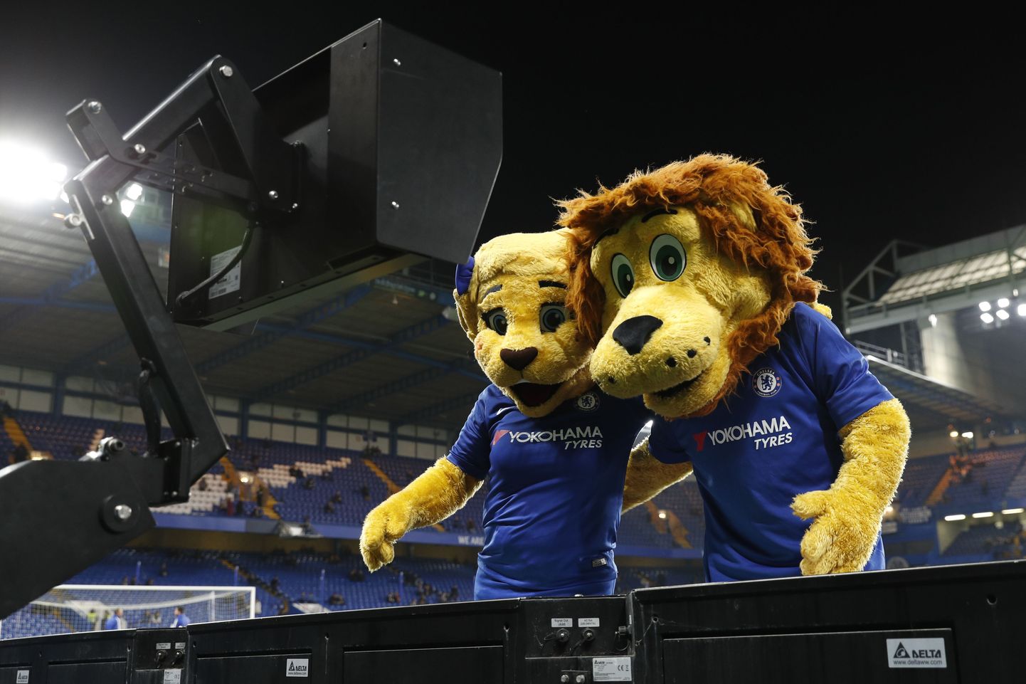 Chelsea klubi maskotid uurivad videokohtuniku süsteemi, mida katsetati Inglismaa liigakarika poolfinaalis, kus kohtusid Chelsea ja Arsenal.