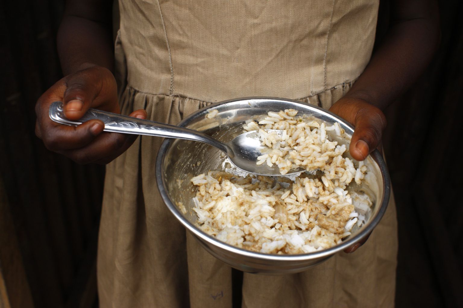 Aafrika tüdruk söömas riisi.