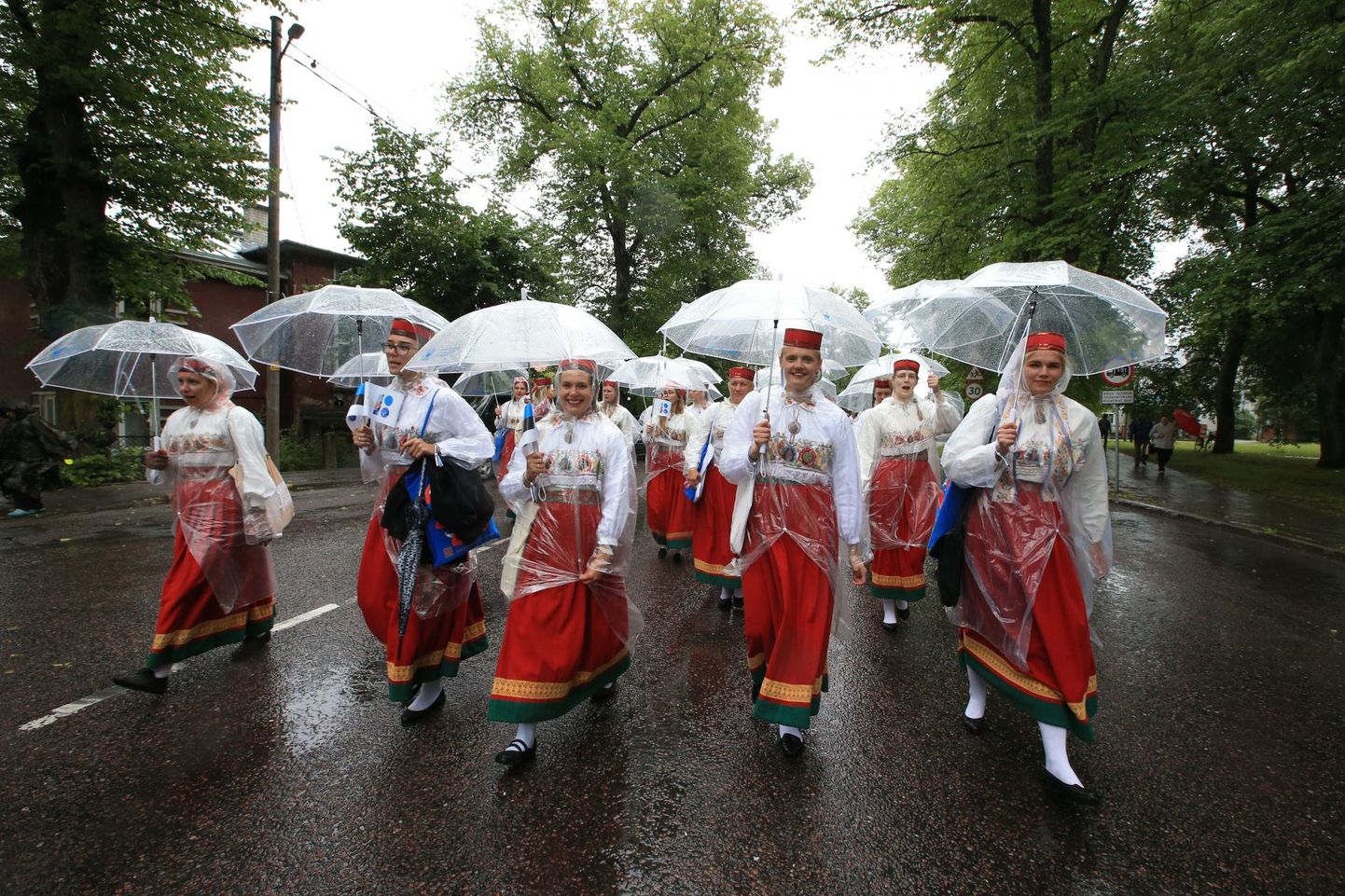 Pühapäevane vihm ei morjendanud Tartu ülikooli akadeemilise naiskoori lauljaid sugugi.
