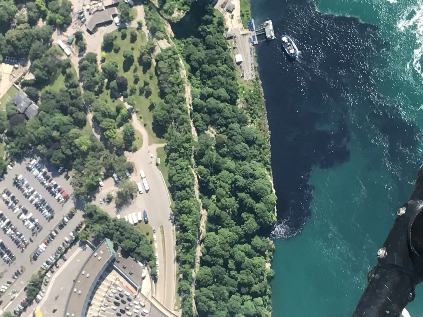 Niagara jõe vesi muutus osaliselt tumedaks ja haisvaks