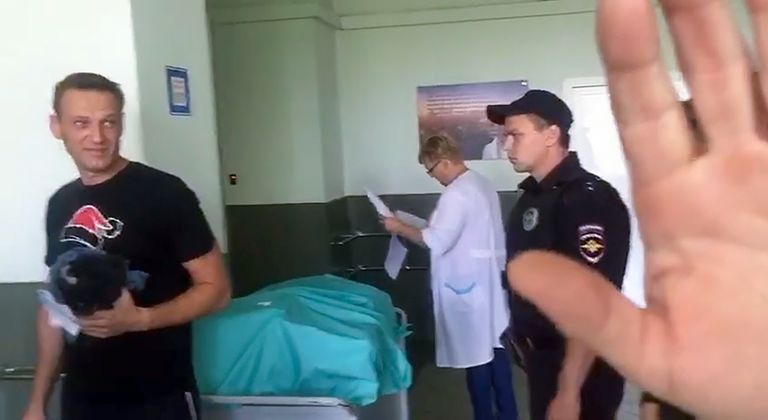 Kaader videost, millel on näha Aleksei Navalnõid 29. juulil Moskva 64. linnahaiglast tagasi vanglasse viidamas.